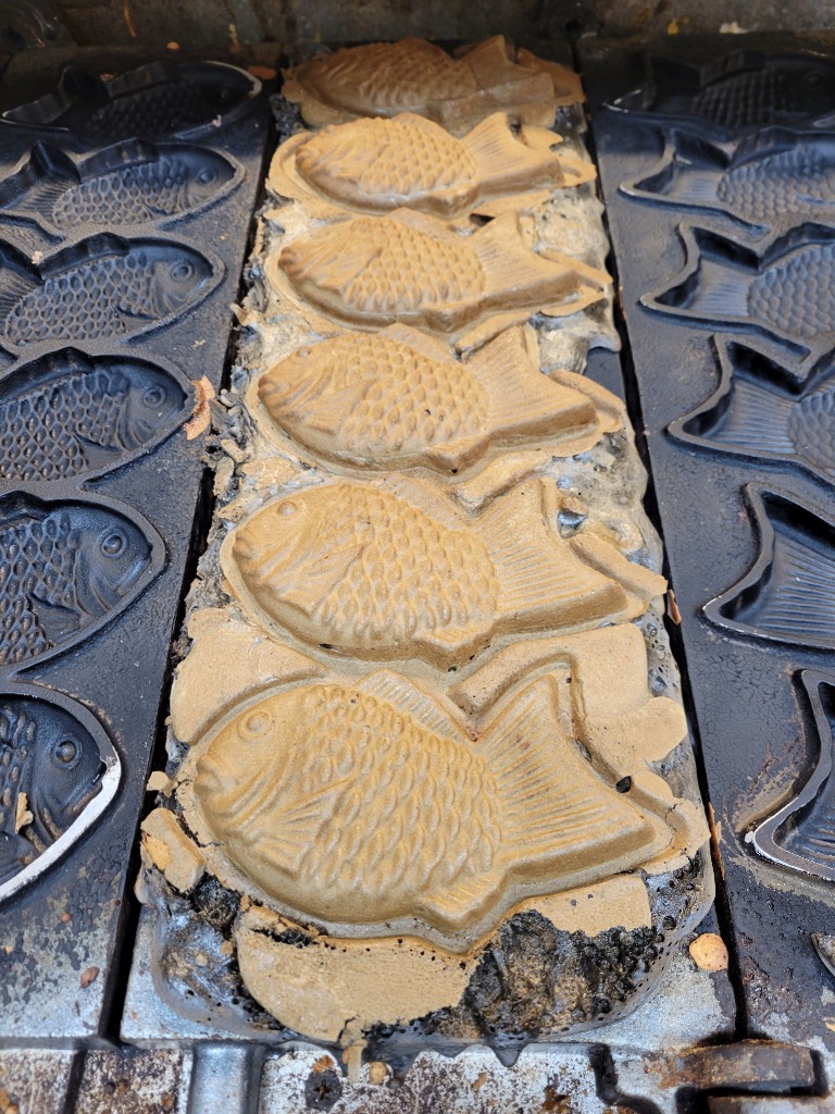 たつの市の「たい焼専門店やまや本舗たつの店」では、流行に敏感な若い世代にも人気が高い日本の伝統和菓子たい焼きをアレンジした美味しい新感覚スイーツ“たつのブラック”を販売しております。