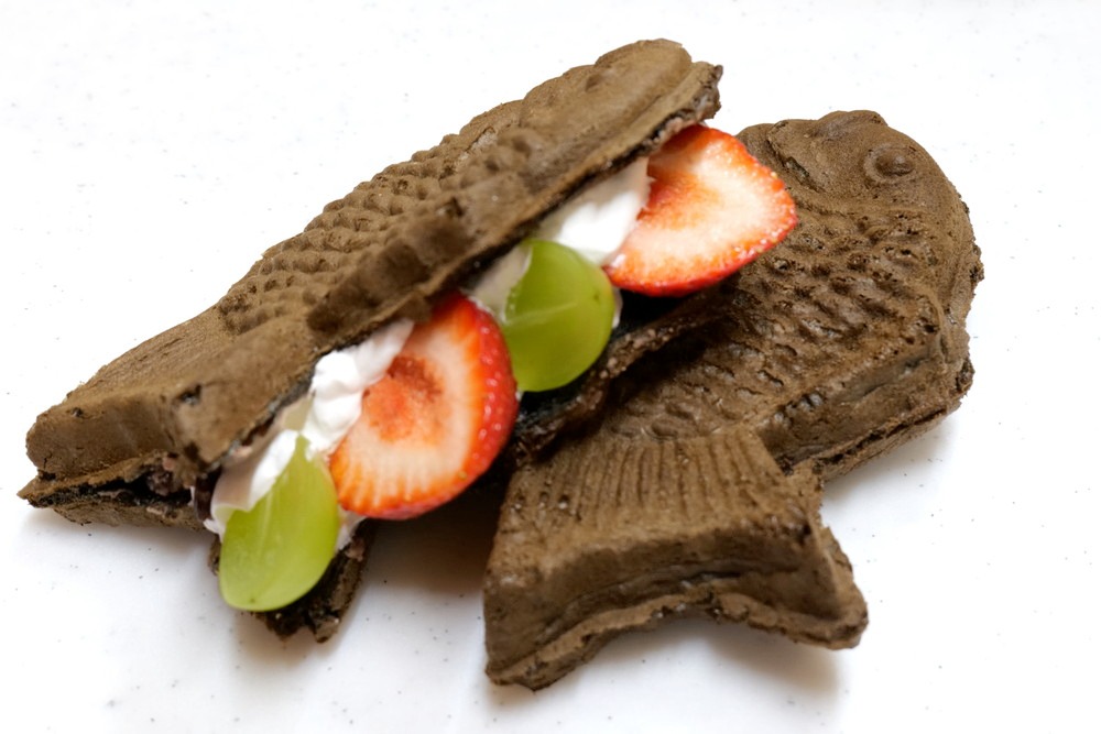 たつの市の「たい焼専門店やまや本舗たつの店」では、流行に敏感な若い世代にも人気が高い日本の伝統和菓子たい焼きをアレンジした美味しい新感覚スイーツ“たつのブラック”を販売しております。