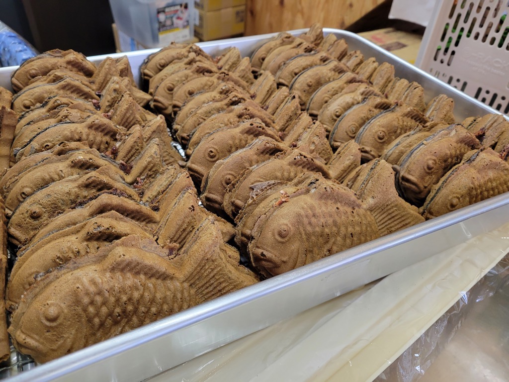 たつの市の「たい焼専門店やまや本舗たつの店」では、流行に敏感な若い世代にも人気が高い日本の伝統和菓子たい焼きをアレンジした美味しい新感覚スイーツ“たつのブラック”を販売しております。